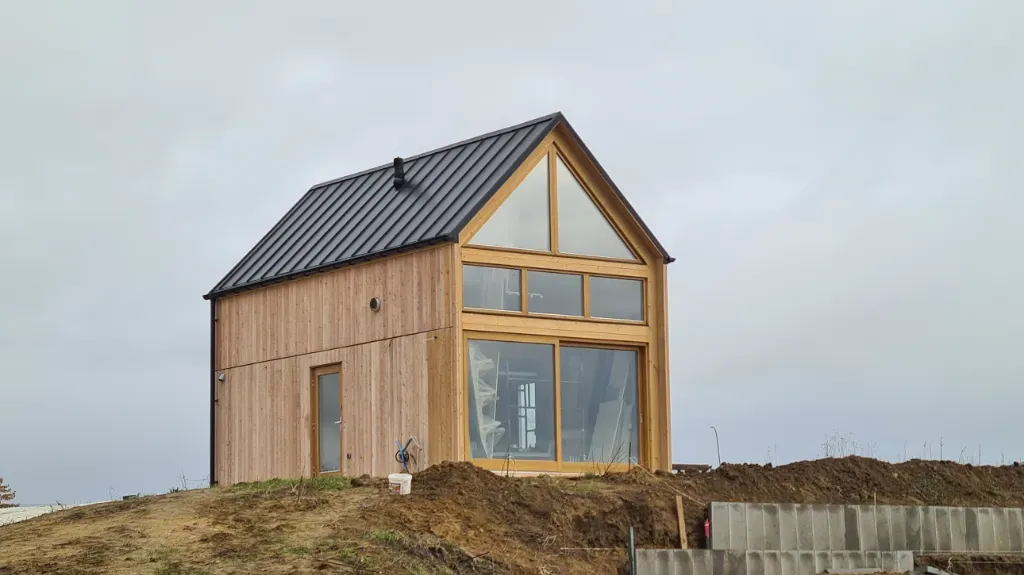 Drewniane domki bez pozwolenia: Klucz do własnych czterech kątów na działce