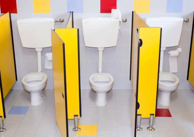 Jakie kabiny sanitarne sprawdzą się w szkole?